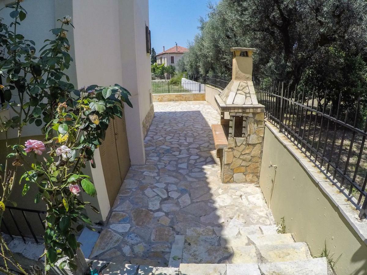 Maison Fleurs Diakopto Exterior foto